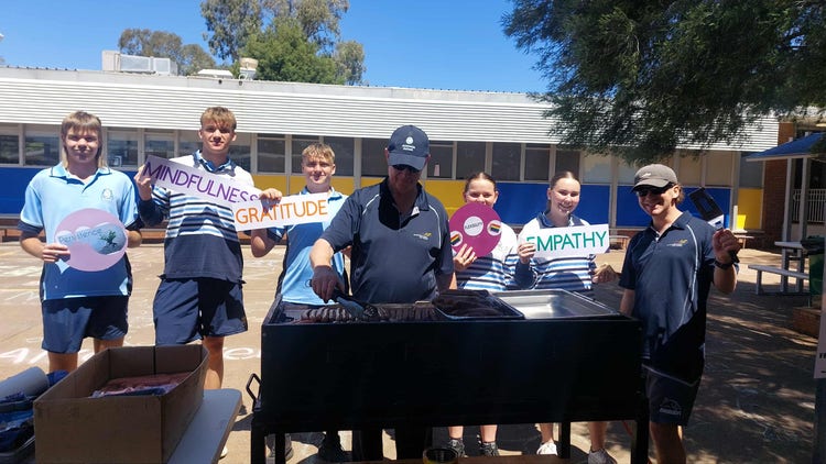 Photo of students and Council employees for BBQ for GEM Week